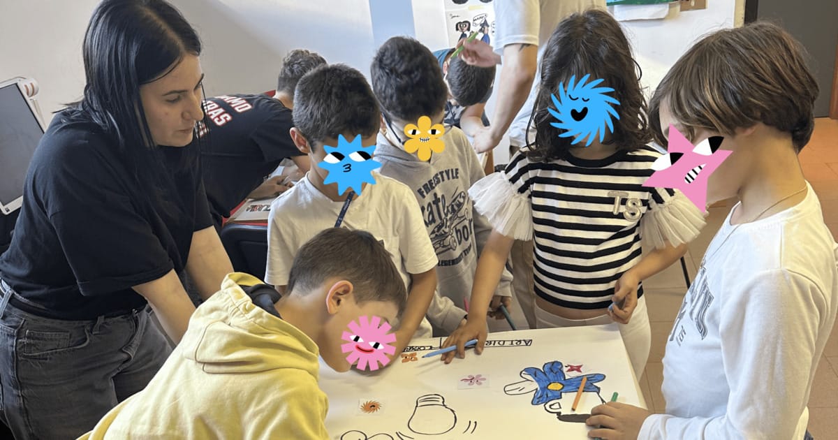 Linda con i bambini delle scuole