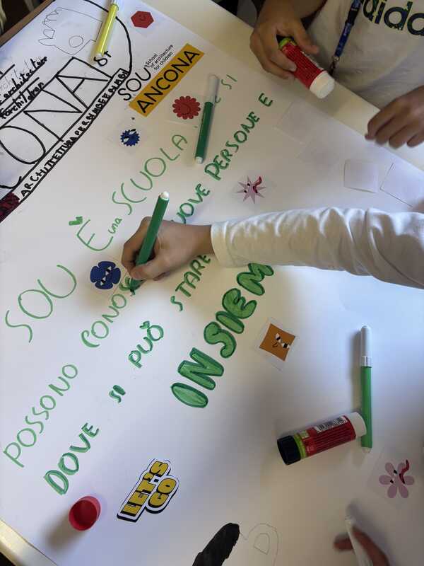 Bambini disegnano poster SOU